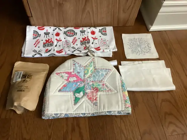 Tea Pot Cover, Davids & ETS Tea, 2 Towel & Table Mat/Runner in Kitchen & Dining Wares in Ottawa - Image 3