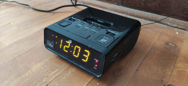 GPX - Alarm Clock/FM AM Radio/iPod Docking! in General Electronics in Cape Breton