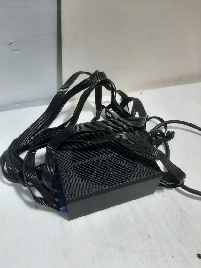 Rosewill 1500W PSU in System Components in City of Montréal - Image 2