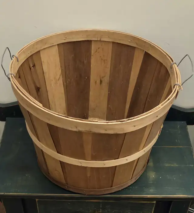 Primitive VTG Larg Basket Country Farm Wood Fruit Vegetable in Home Décor & Accents in City of Toronto - Image 3