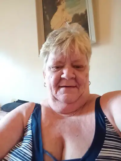 femme de Laval 61 ans, View more