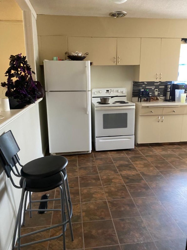 Beautiful 3bed, 1092 sq ft main floor w lg kitchen & garage Long