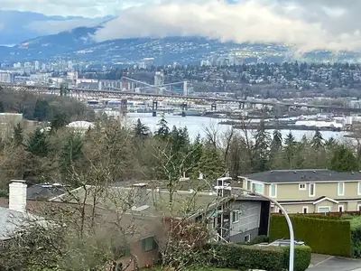 Beautiful renovated very large (over1350 sq. ft.) first floor suite with a spectacular view of North...