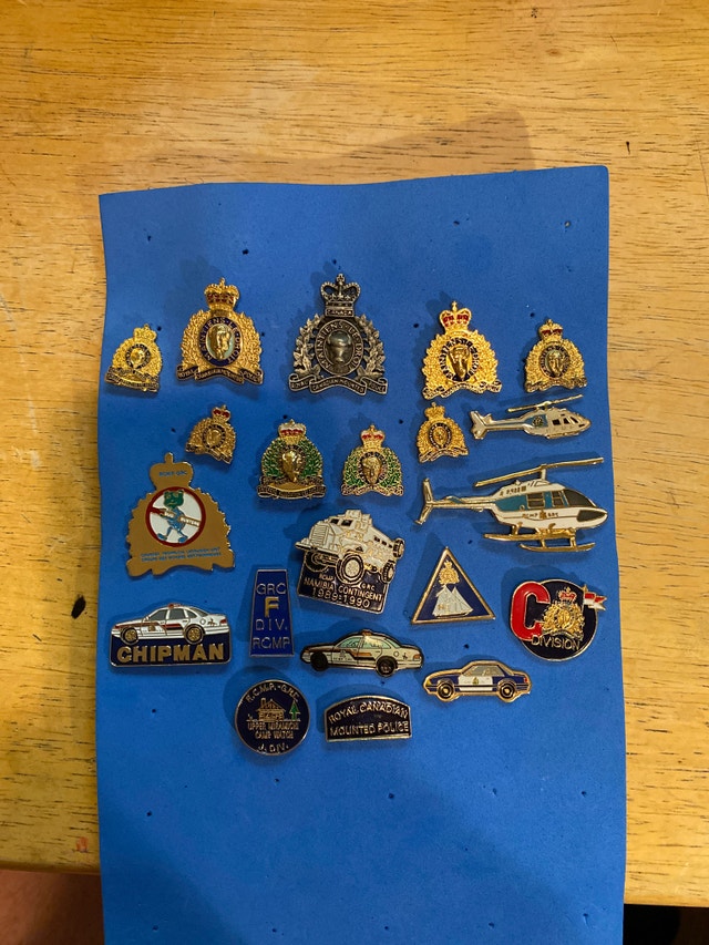 Épinglettes de la GRC lot de 22 Art et objets de collection Ville