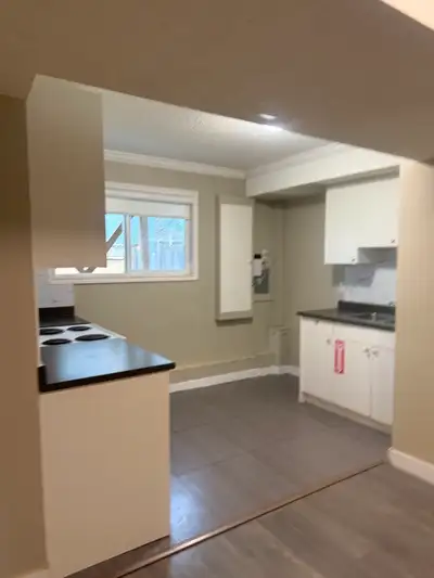 This cozy ground-level suite offers two spacious bedrooms and a big den,(can be a third bedroom) one...