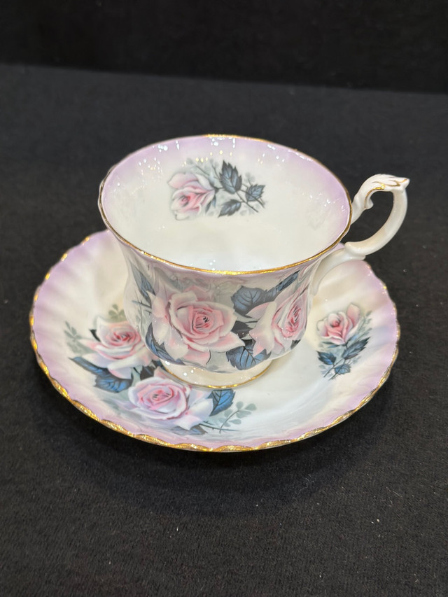 SOLD Royal Albert large rose tea cup & saucer - made in England  dans Art et objets de collection  à Région d’Oakville/Halton - Image 2