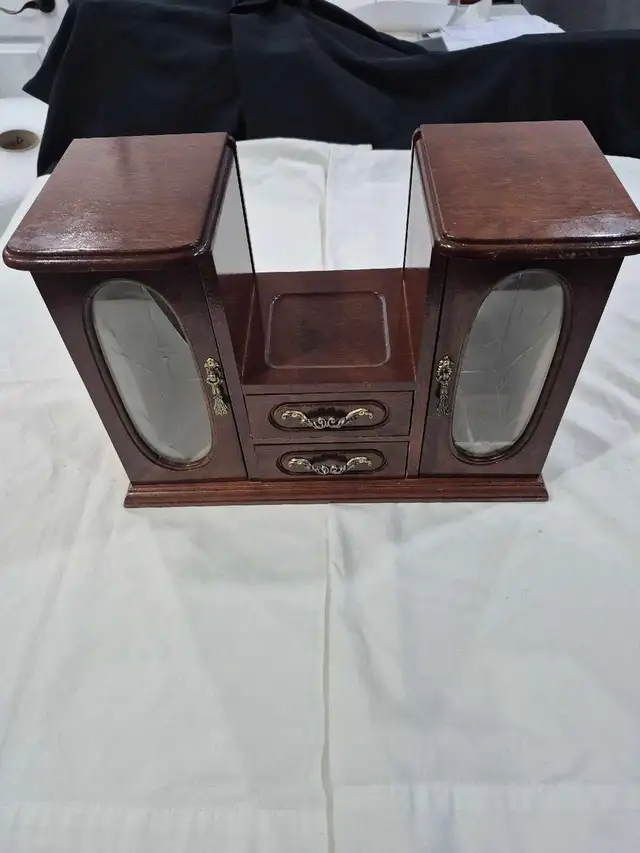 Vintage Style Wooden Jewelry Armoire Cabinet w/ Drawers & Neckl in Home Décor & Accents in City of Toronto - Image 10