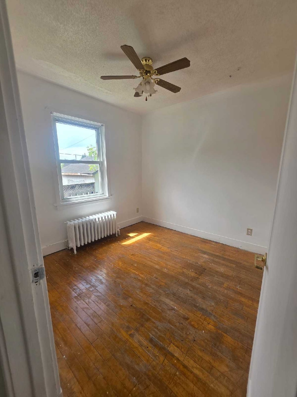 Main Floor 2 Bedroom/1 Bathroom For Rent 5