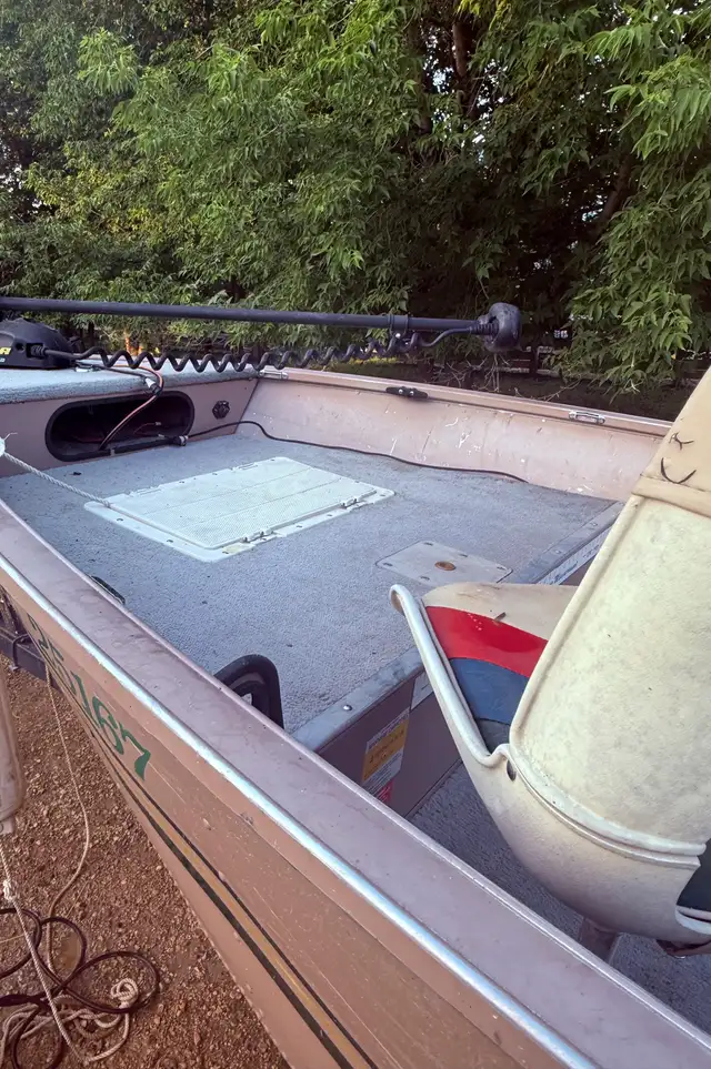 14 fishing boat and trailer. almost new Honda moter in Powerboats & Motorboats in Winnipeg - Image 6