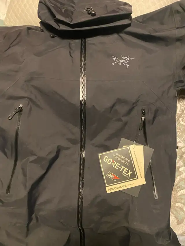 men's Arc'teryx Beta SL Jacket in Men's in Markham / York Region - Image 4