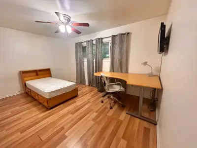 Large Room for Rent in Waterloo to Students $825