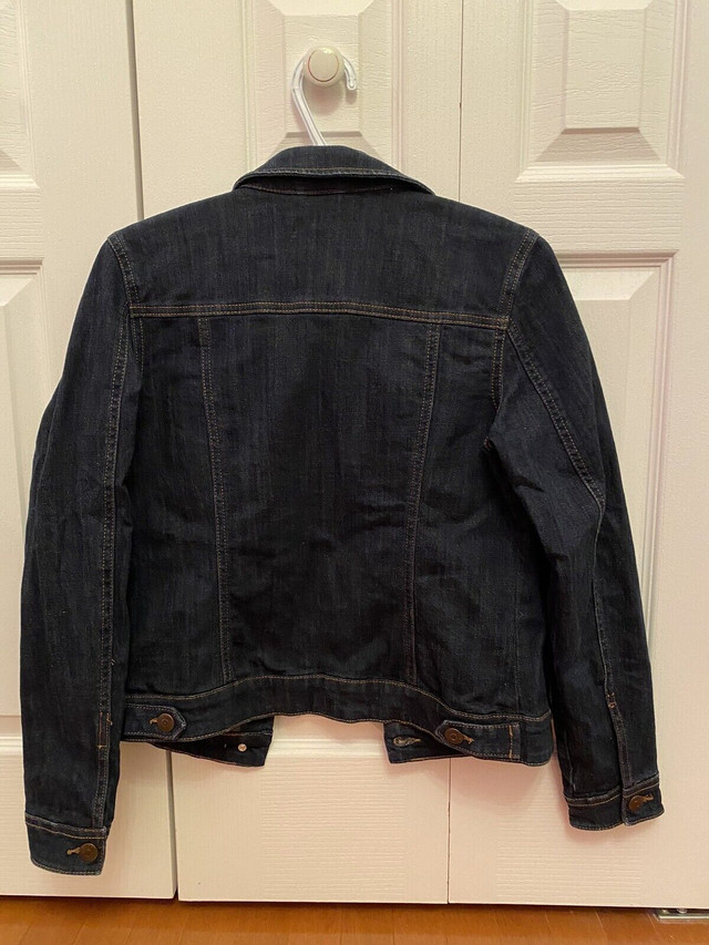 Manteau jeans de femme grandeur 5 (small) de marque Reitmans dans Femmes - Hauts et vêtements d'extérieur  à Laval/Rive Nord - Image 2