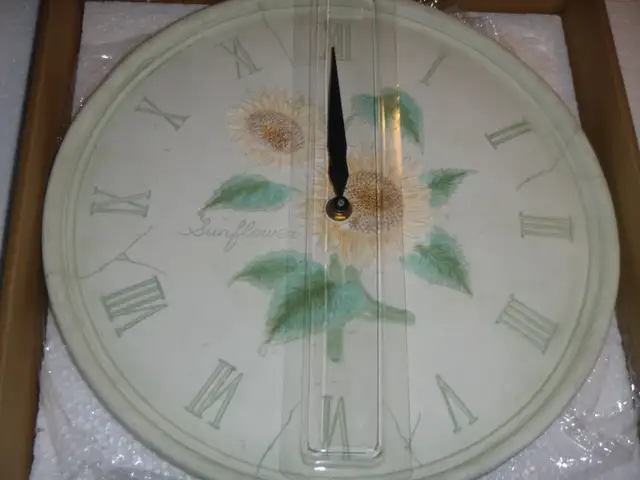 12 inch wall clock in Home Décor & Accents in Markham / York Region - Image 2