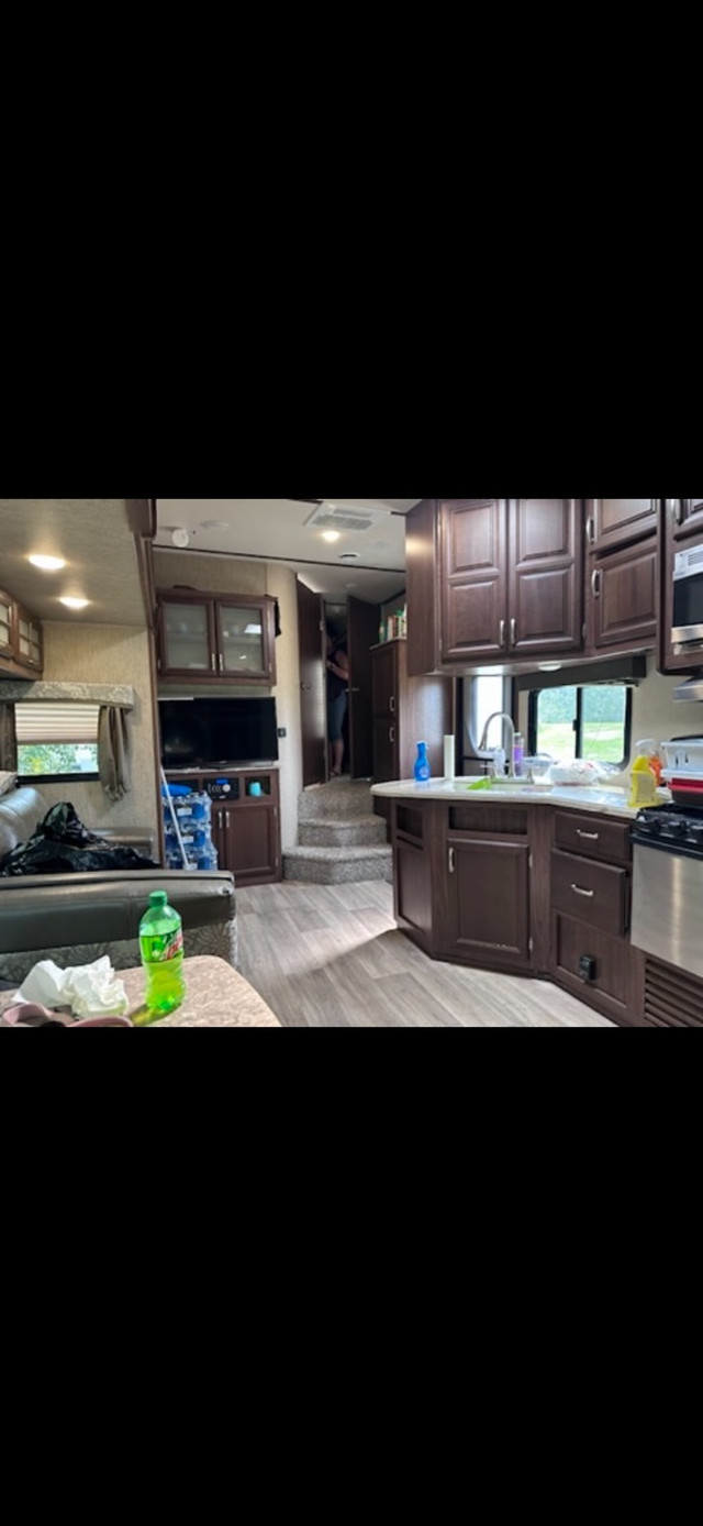 Fifth Wheel in Travel Trailers & Campers in Strathcona County - Image 4