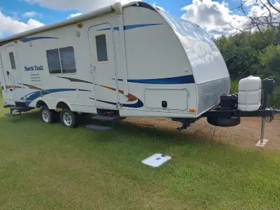 2011 heartland 24 foot north trail island bed has hitch new propane tanks powered awning good tires...