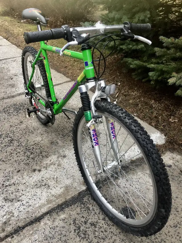 Beau Vélo de montagne Kawasaki, presque neuf avec accessoires in Mountain in City of Montréal - Image 6
