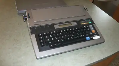 Dactylo électronique Panasonic avec les lettres pour écrire en français. // Panasonic electronic typ...