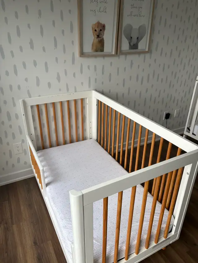 Crib + accessories in Cribs in City of Toronto - Image 4