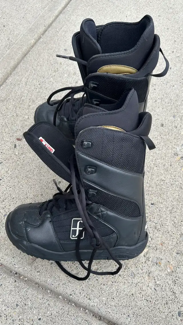 Forum snowboarding boots Size M10 in Snowboard in Calgary - Image 5