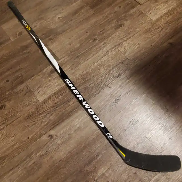 New 52" Youth  / Jr. SHER-WOOD NEXON Composite  Hockey Stick  in Hockey in Barrie - Image 2