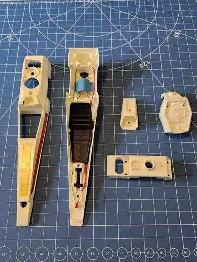 Fusilage parts for a 1978 X-wing, very good condition. Various parts for a 1983 Speeder Bike, broken...