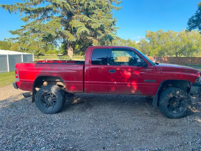 2002 Dodge Ram 2500 4x45.9 Cummins diesel – 5-speed manual tran