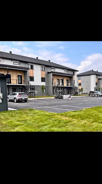 Beau 4 et demi avec bureau, neuf (construit il y a quelques mois) de 1060 pied carré. À partir du 1...