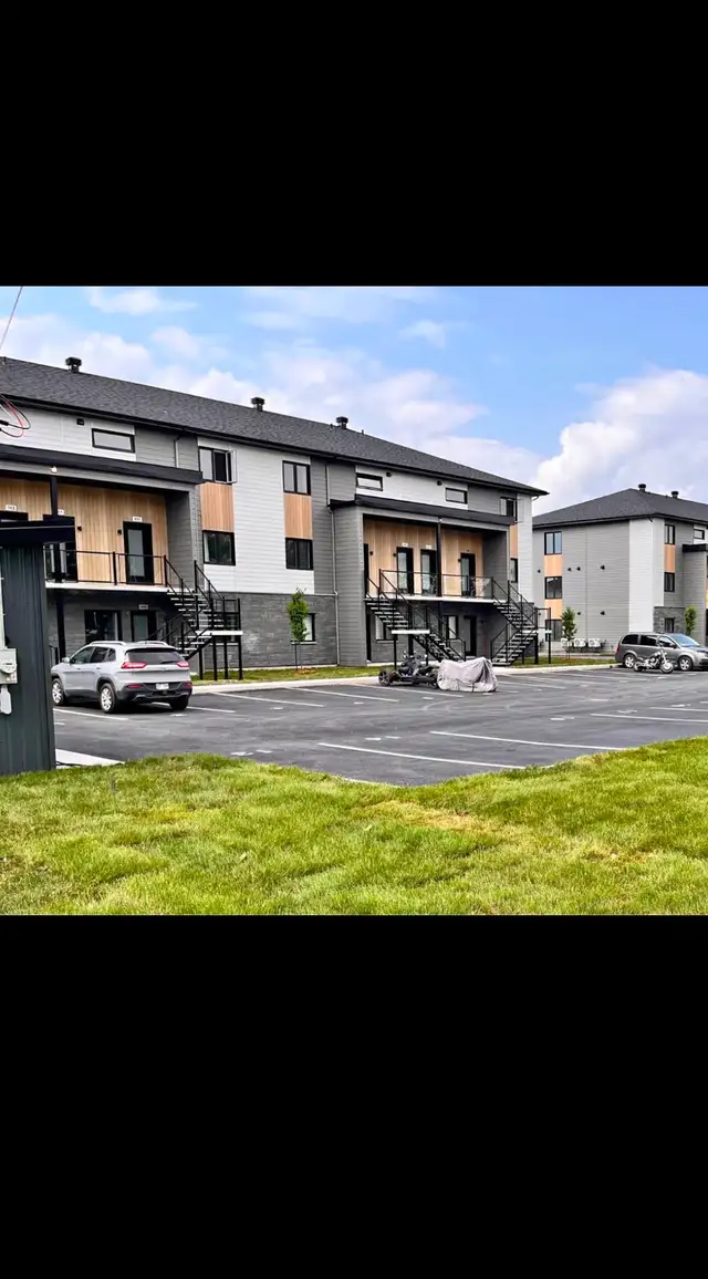 Grand 4 et demi avec bureau