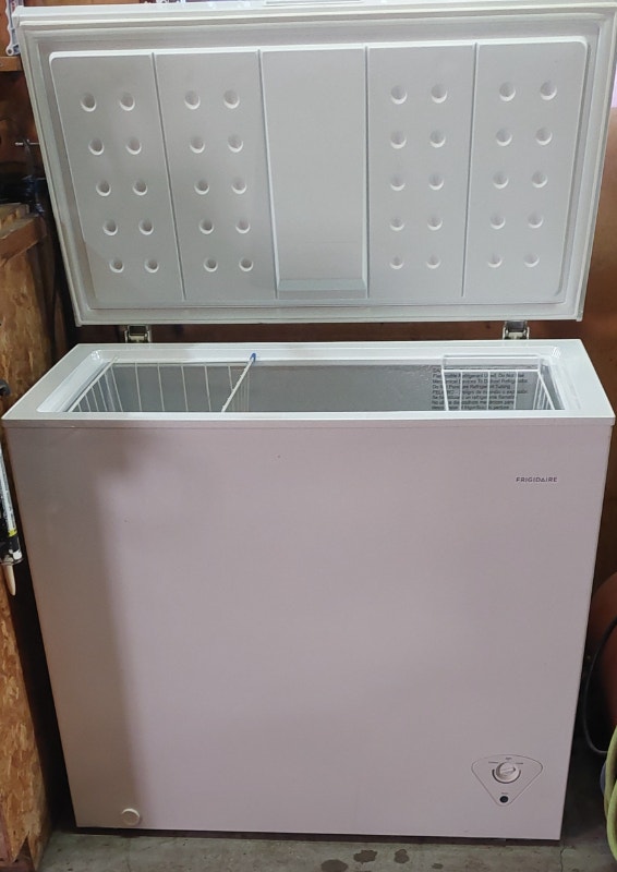 2018 Frigidaire 7.2 cu ft chest feezer with 2 bins and divider