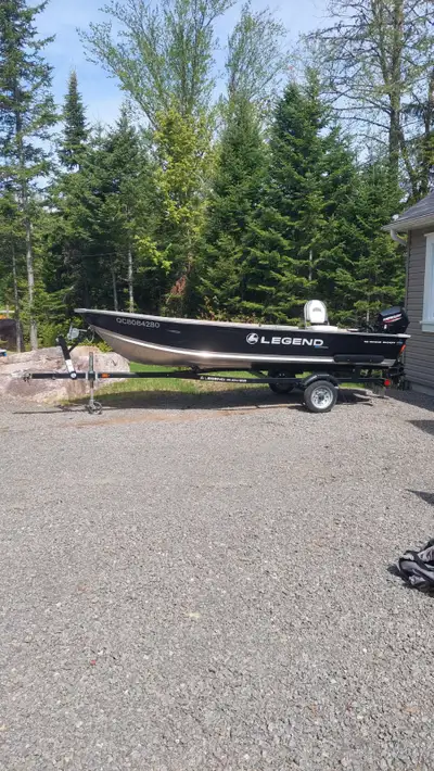 Prête pour la pêche et les sorties sur l’eau ! Magnifique chaloupe Legend 16 pieds 2022, en excellen...