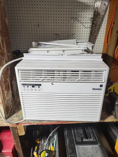Danby 12,000 btu window air conditioner comes with remote and accessories to go around air condition...