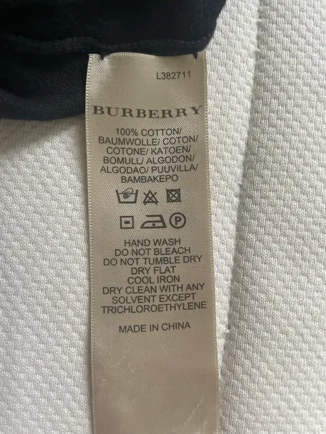Burberry short sleeve semi fitted round neck t shirt for women in Women's - Tops & Outerwear in Mississauga / Peel Region - Image 7