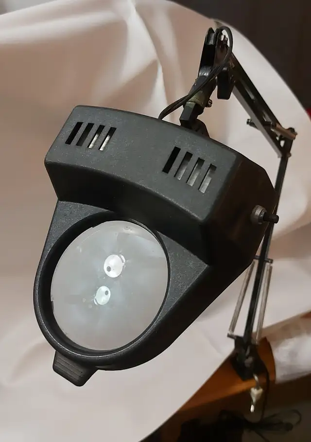 Magnifying desk lamp in Indoor Lighting & Fans in City of Montréal - Image 3