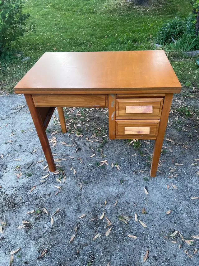 Antique Desk in Desks in Ottawa - Image 2