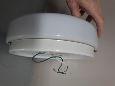 PLAFONNIER EN VERRE BLANC 11"DIAMETRE+EMPOULES AU DEL: $20.00, View more