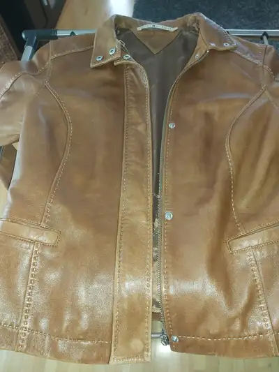 Manteau comme neuf en cuir véritable et peut aussi être porté par jeune homme. Grandeur = Moyen Envi...