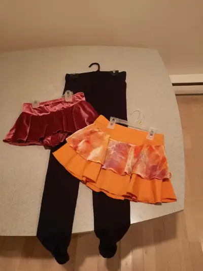 Jupes et legging de patinage artistique, grandeur 10 ans En excellent état Legging en polar de marqu...