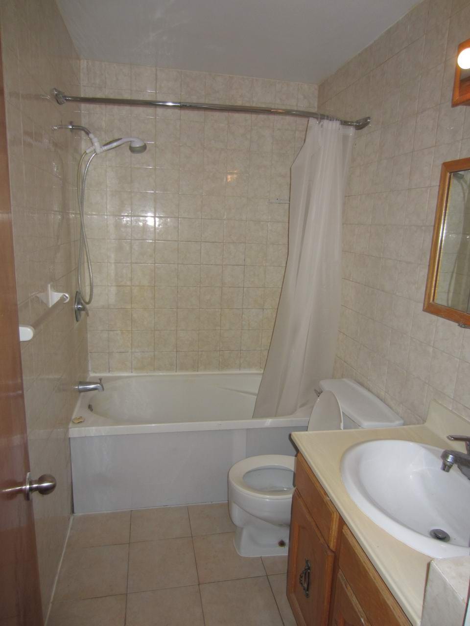 6½ Renovated Family Apartment w/ Backyard & Parking, Metro Monk — photo 3