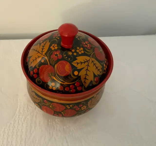 Vintage RUSSIAN Hand Painted Wooden LACQUER BOWL in Arts & Collectibles in Belleville - Image 6