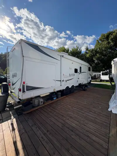 Roulotte Mako 34 pied 2011 avec extention double avec banquette et divan lit chambre fermé avant ave...