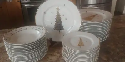 Christmas dinnerware set, View more