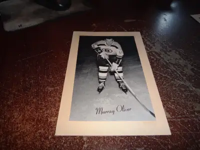 Cette annonce est pour inclus les items suivants : Murray oliver 1944-63 Beehive Hockey Premium Phot...