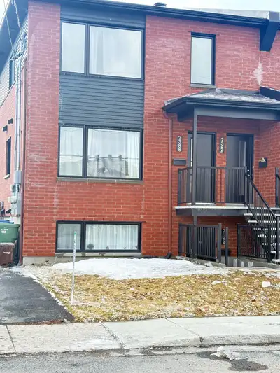 Venez visiter ce charmant 4 1/2 à Longueuil, disponible immédiatement en raison d'une cessation de b...
