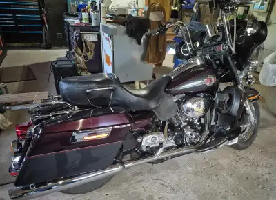 This bike is in near mint condition and comes with the following: Vance and Hines Exhaust 14 inch ap...