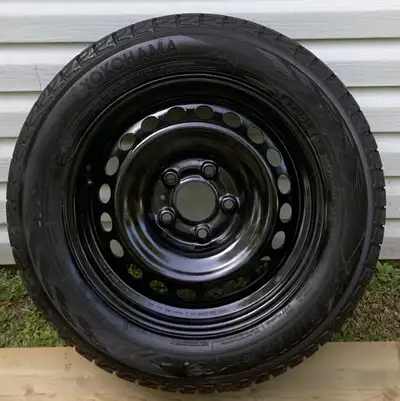 Ensemble de 4 pneus d'hiver Yokohama 205/60R16 92H IG53 montés sur jantes en acier. Ces pneus ont pe...