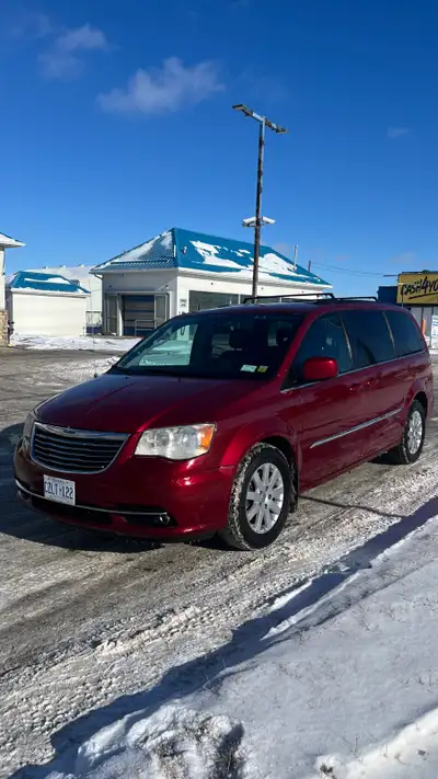 Selling this beautiful rust free 2016 Chrysler town & country. Has a 3.6L v6, Leather seats, Hitch,...