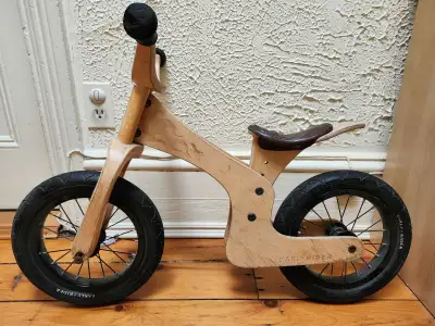 (Vélo sans pédales - Bike without pedals) Marque Early Rider Brand En bois - Wood made Pour jeunes e...