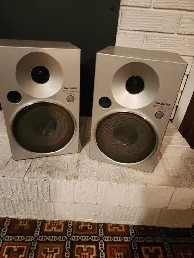 TECHNICS SB-F08 Bookshelf Speakers. A compact 2 way linear phase speaker system. Vintage. Rare