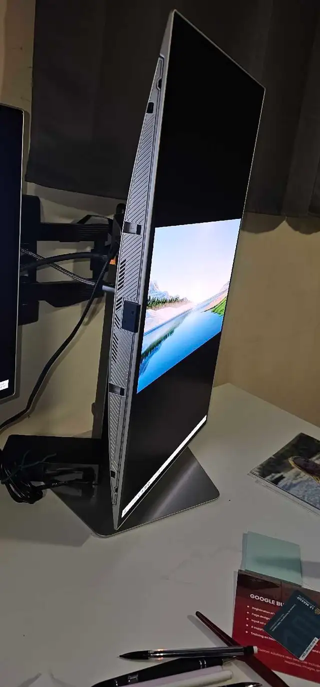 Samsung Odyssey OLED G6 27-inch monitor in Monitors in Ottawa - Image 5