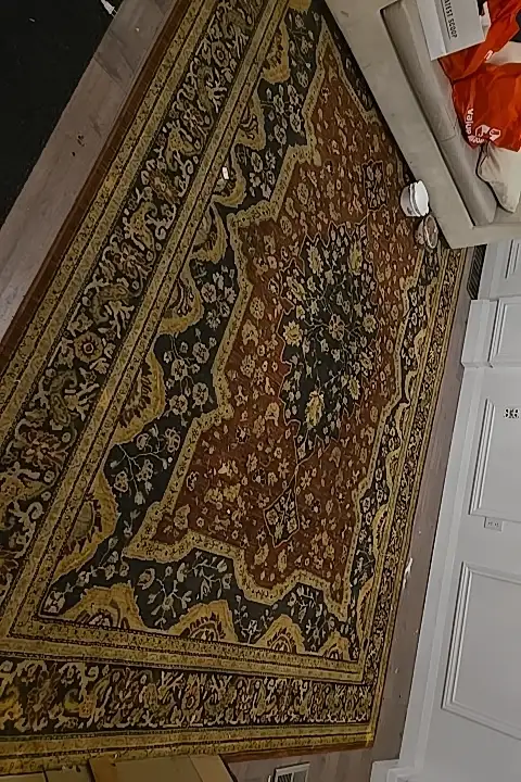 Large Persian rug.  approximately 9x12',7" feet in Rugs, Carpets & Runners in Markham / York Region - Image 3